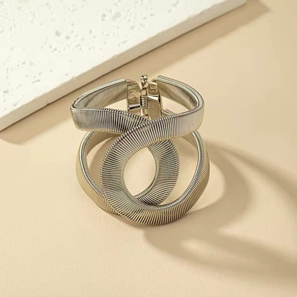 Luxe Silver Sculptural European luxury design - Vintage Chic Statement Bracelet - Picture 5 of 7